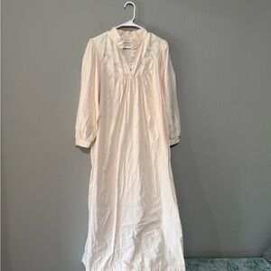Vintage Barbizon Chic pink grandma nightgown Chemise with Floral Embroidery